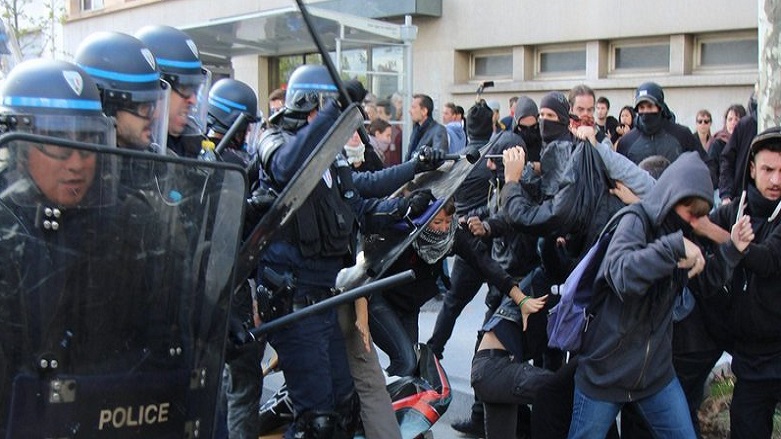 Protestolarda polis ile göstericiler arasında arbede